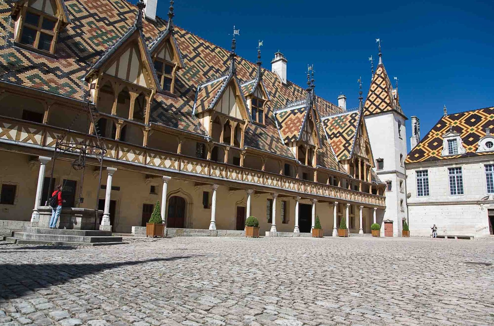 La cour des Hospices de Beaune et ses toits vernissés