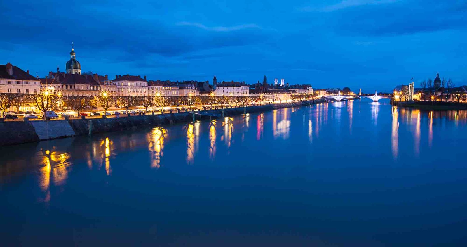 Les quais de Chalon-sur-Saône à l'heure bleue