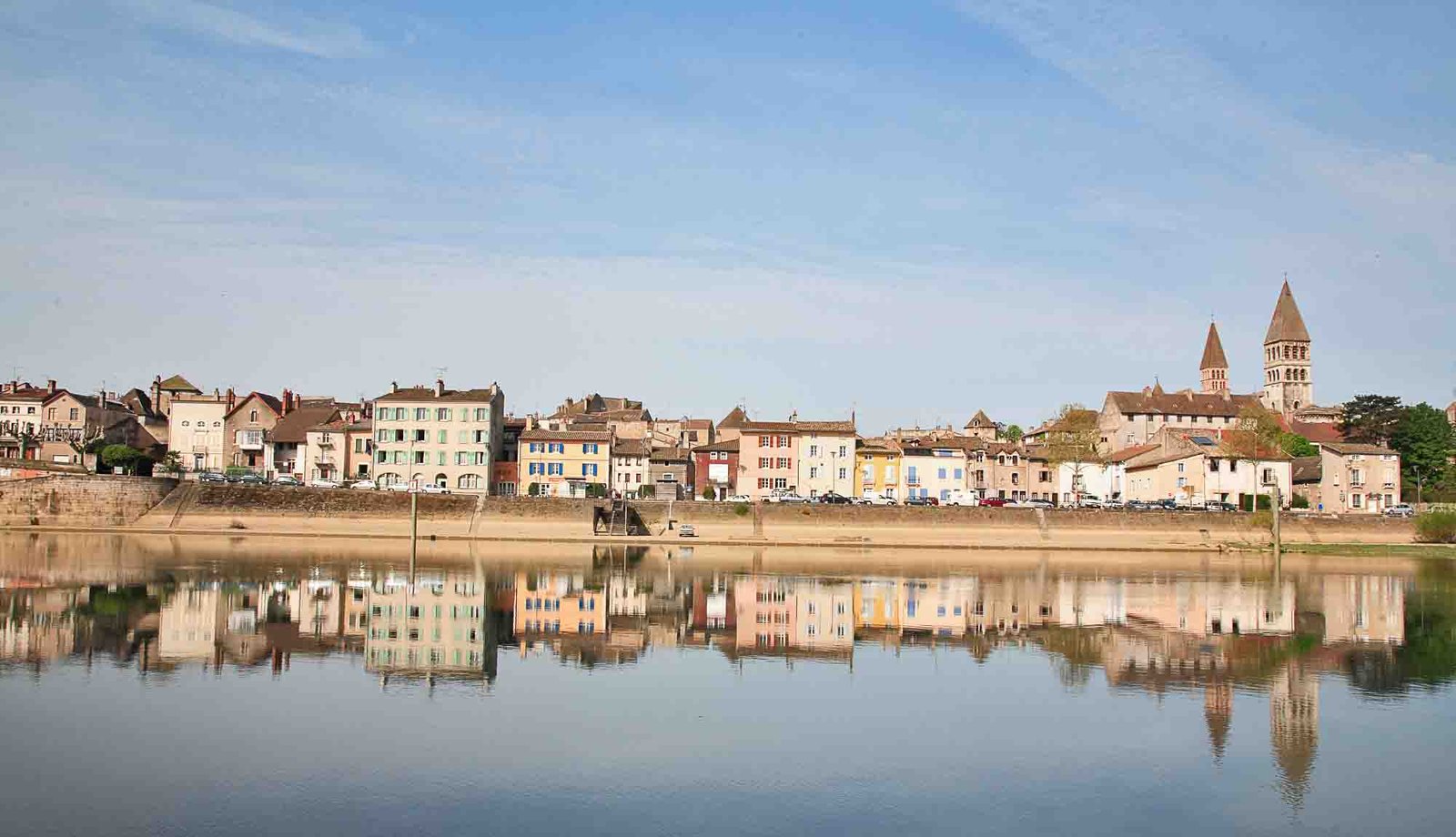 Vue panoramique de Tournus depuis la Saône, avec les tours de l'abbaye Saint-Philibert