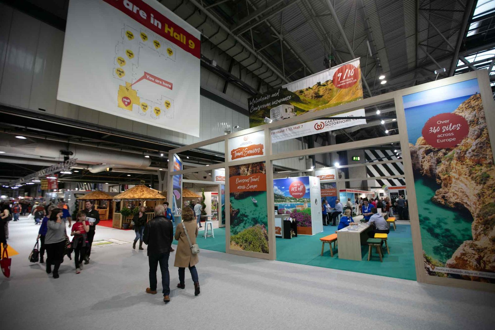 Visiteurs dans les allées du salon caravaning de Birmingham